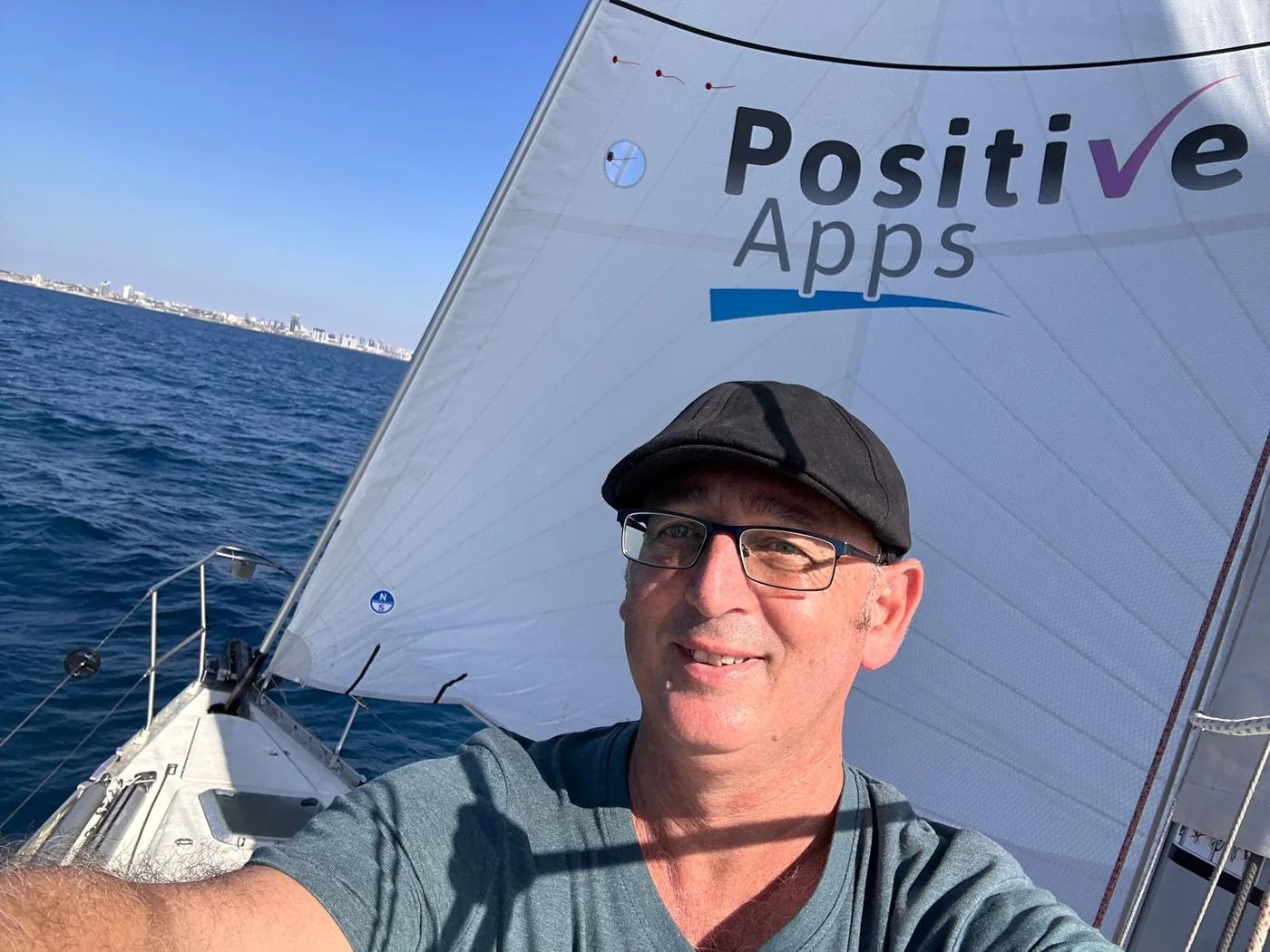 Ami Halfon sailing with the Positive-Apps sail behind him
